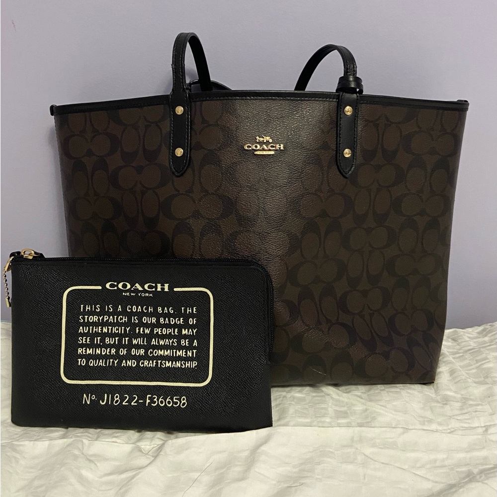 COACH City Tote in Signature Coated Canvas. Logo bag